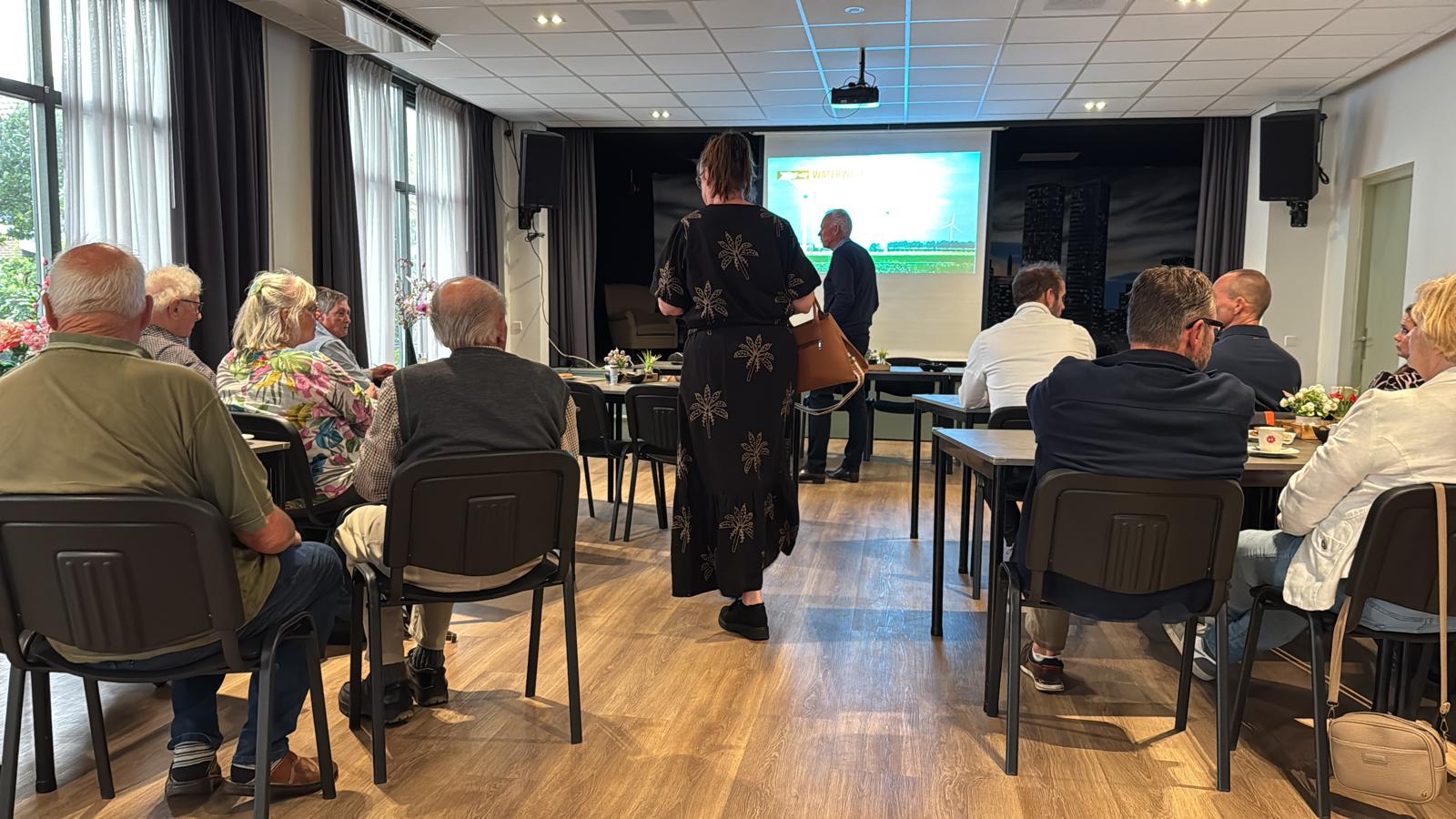 bezoekers informatiebijeenkomst